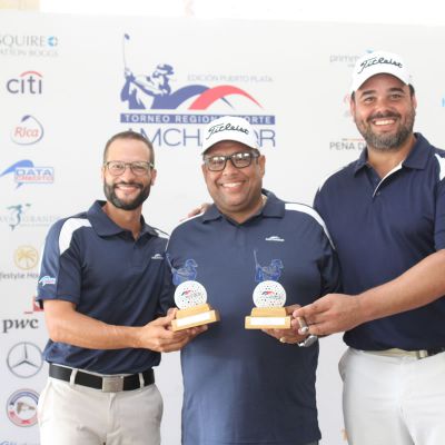 A izquierda y derecha, Caonabo Almonte y Pedro Rodríguez, ganadores del 1er lugar neto categoría C, junto a Edgar Martínez.