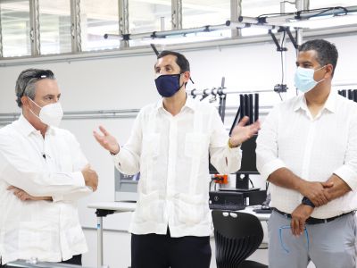 Roberto Herrera y William Malamud durante visita al laboratorio en PUCMM