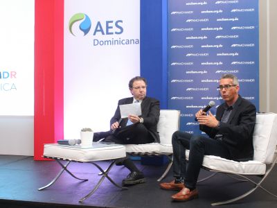 Brandon Torres responde a preguntas de los asistentes al 6to. Foro AMCHAMDR de Eficiencia Energética