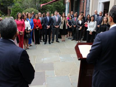 Un nutrido grupo de empresarios encabezan la delegación.