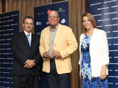 Reconocimiento a García, Molina y Asociados por sus aportes en el Comité Provincial de Baní.