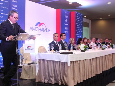 W. Malamud presentó la mesa principal del almuerzo.