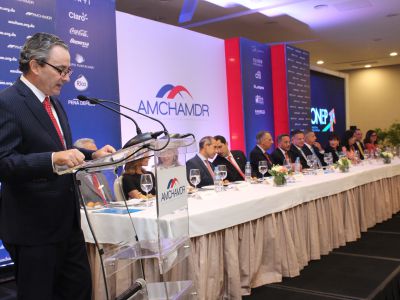 William Malamud habla con los presentes durante el almuerzo mensual de septiembre de AMCHAMDR.