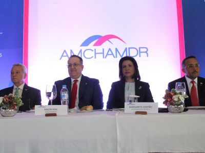 La mesa de honor del Almuerzo AMCHAMDR de agosto