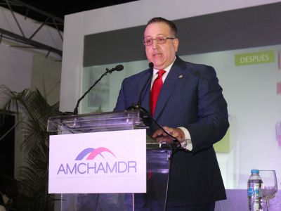 Magín Díaz durante su disertación en el almuerzo AMCHAMDR