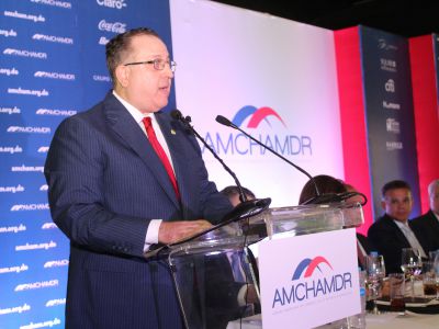 Magín Díaz habla frente a un nutrido público que asistió al almuerzo mensual AMCHAMDR