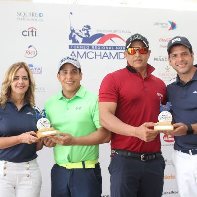 María Isabel Cáceres, los ganadores del 2do lugar neto categoría B Abraham Polanco y Rafael Monegro, y George Morales.